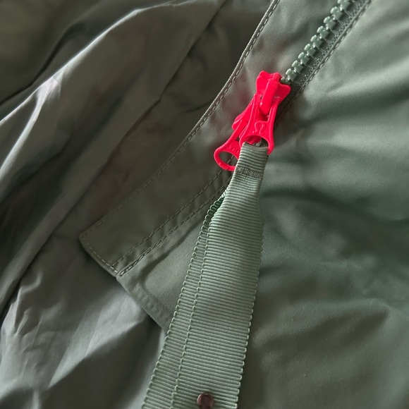 Never worn rain jacket lululemon - Picture 6 of 8